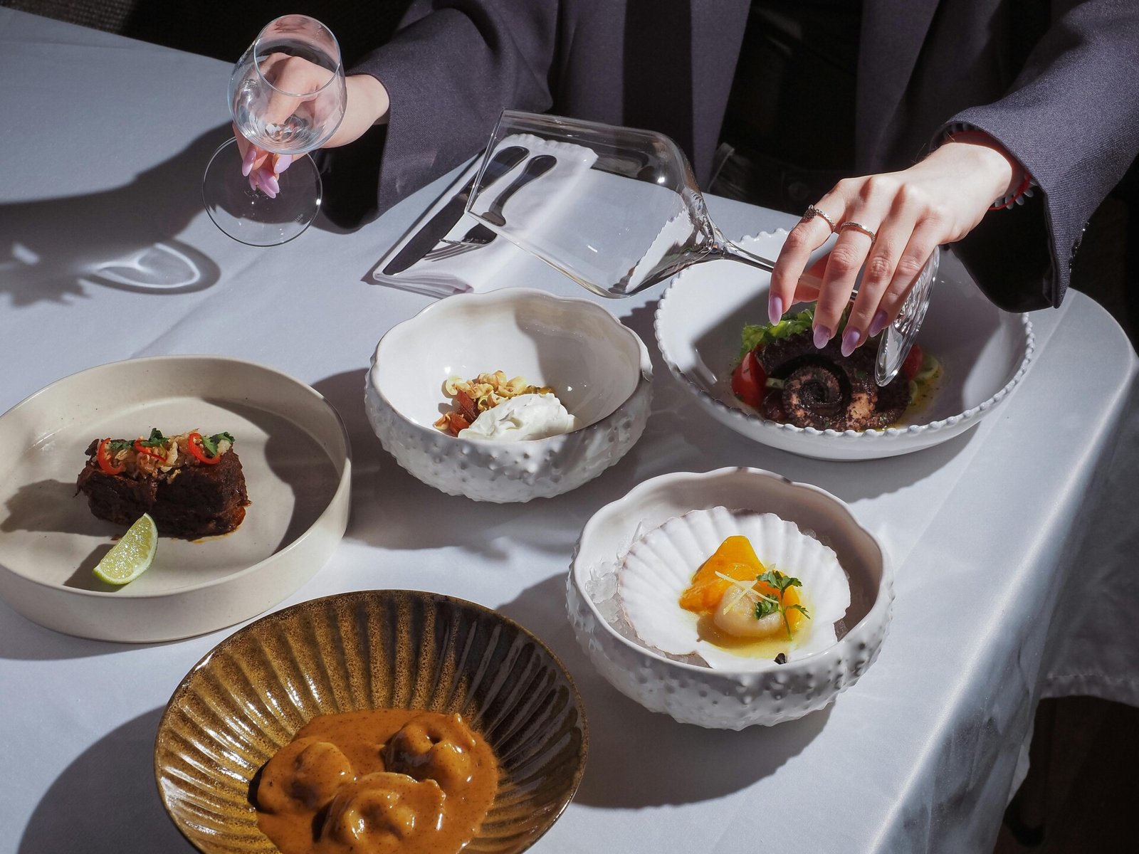 Geburtstagsdinner im kleinen Kreis mit Kerzen und festlicher Atmosphäre