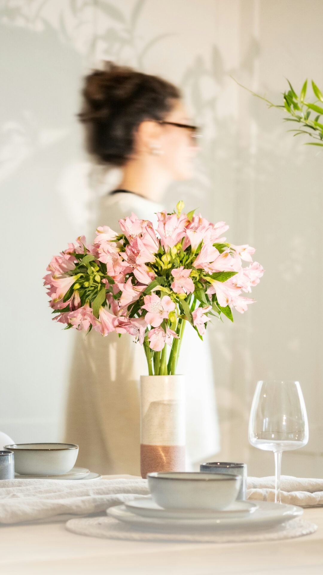 Lichtdurchfluteter privater Esstisch mit Blumen
