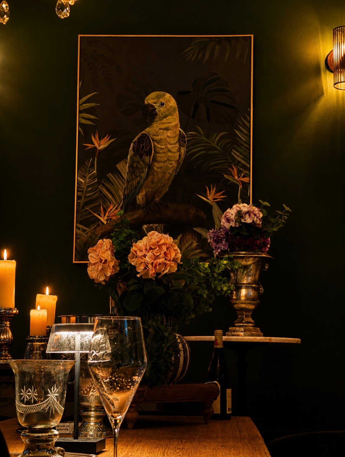Atelier-Location mit Papagei-Gemälde — Private Dining von Marius Mutschinski