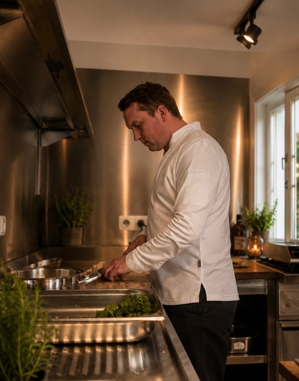 Privatkoch Marius Mutschinski beim Anrichten — Private Dining München