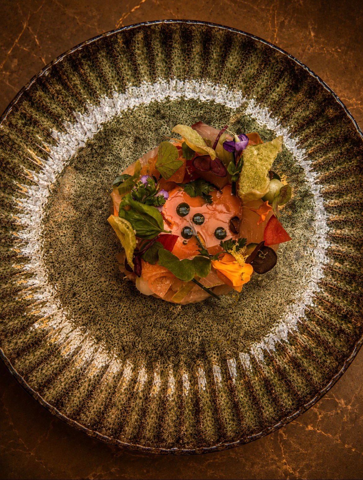 Vorspeise auf dunklem Teller — Private Dining München von Privatkoch Marius Mutschinski