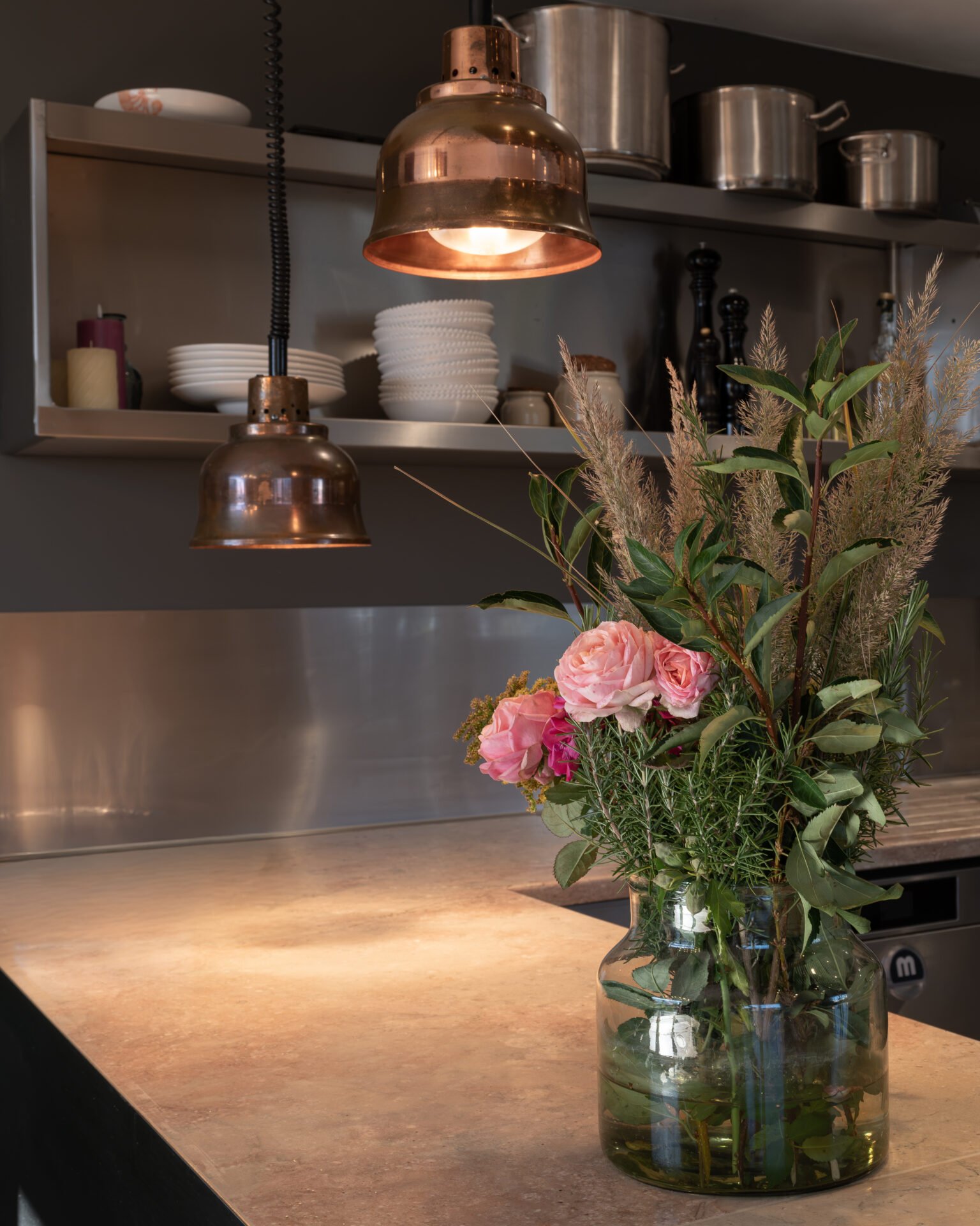 Blick in das Atelier von Marius Mutschinski mit Küche und Blumen