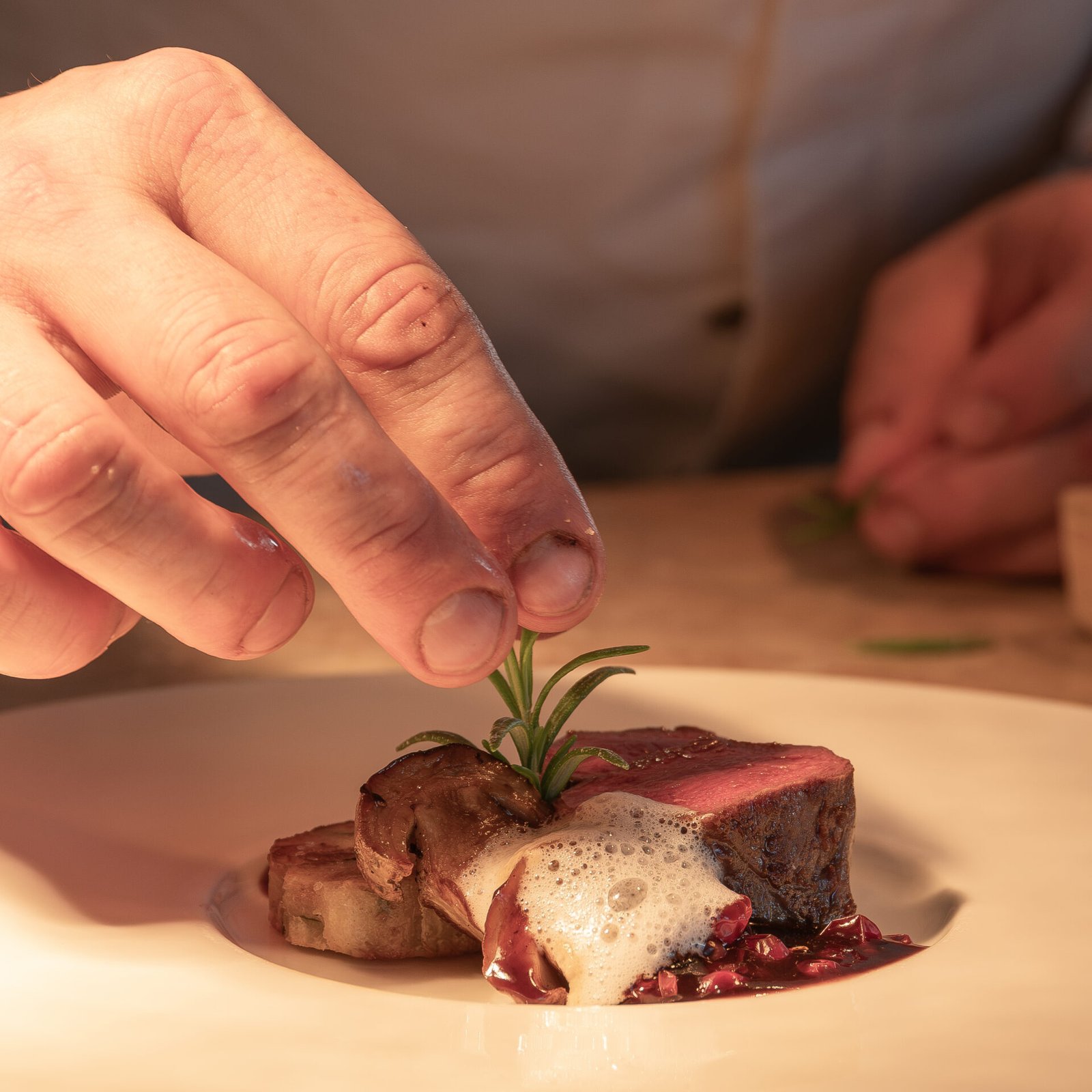 Marius Mutschinski beim Anrichten eines Private-Dining-Gangs in München