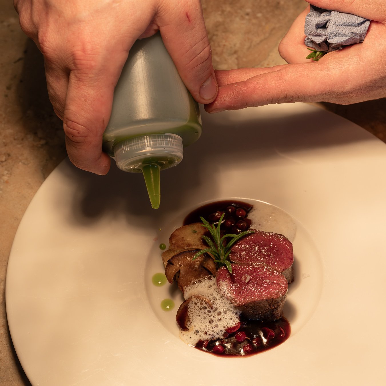 Private-Dining-Szene von Marius Mutschinski mit angerichtetem Gericht im unteren Bildbereich