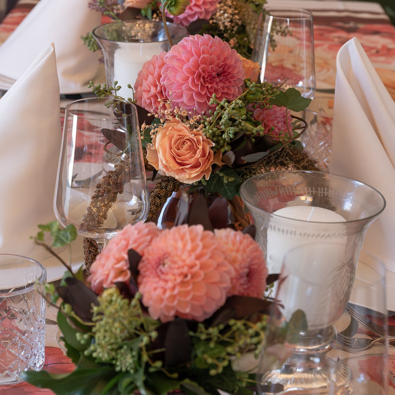 Festlich gedeckte Tafel mit Blumendekoration