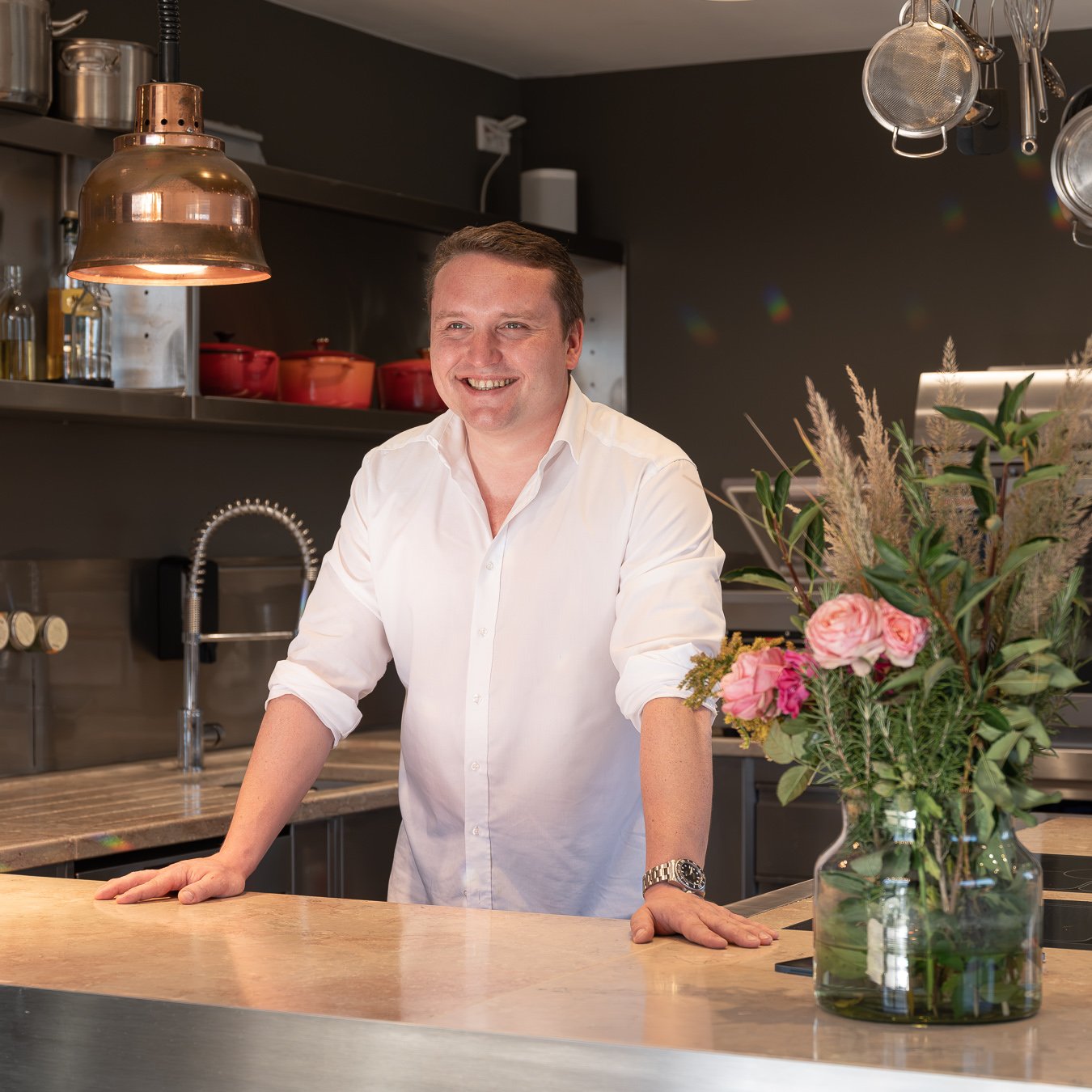 Marius Mutschinski lachend in der Küche